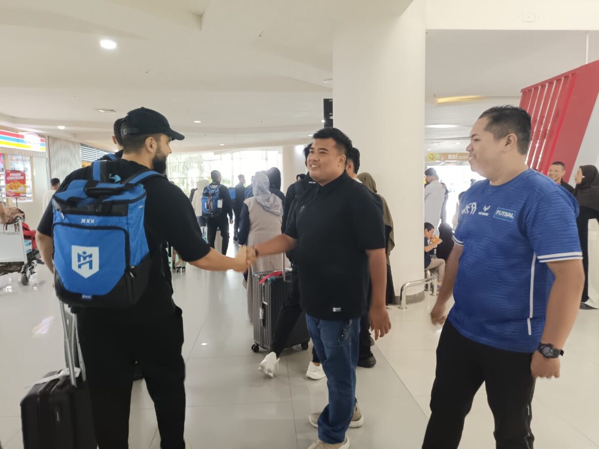 Kedatangan klub futsal Fafage Banua, Selasa (24/3/2026) pagi di Bandara Internasional Syamsuddin Noor, Banjarbaru. (foto: Tolah/brt)