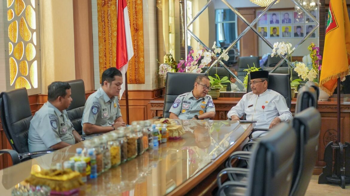 Ketua DPRD Provinsi Kalsel Dr (HC) H Supian HK, SH, MH saat menerima kunjungan Kepala Kantor Wilayah PT Jasa Raharja Kalsel Abdillah, S.Sos, M.Si, CRA, CRP beserta rombongan.(foto : humasdprdkalsel)