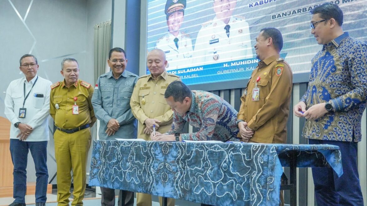 PENANDATANGAN MOU-Ketua DPRD Provinsi Kalsel Dr (HC) H Supian HK, SH, MH saat menyaksikan penandatangan MoU Pembangunan Jembatan Pulau Laut yang berlangsung di Aula Dinas PUPR Provinsi Kalsel di Banjarbaru.(foto : humasdprdkalsel)
