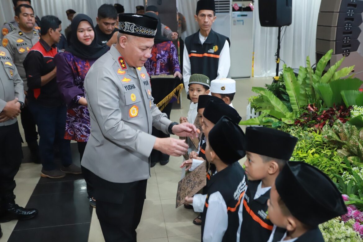 .BERI BINGKISAN - Kapolda Kalsel Irjen Pol Rosyanto Yudha Hermawan saat memberikan bingkisan kepada anak yatim piatu Panti Asuhan Rumah Harapan, Kamis (5/3/2026). (foto:istimewa)