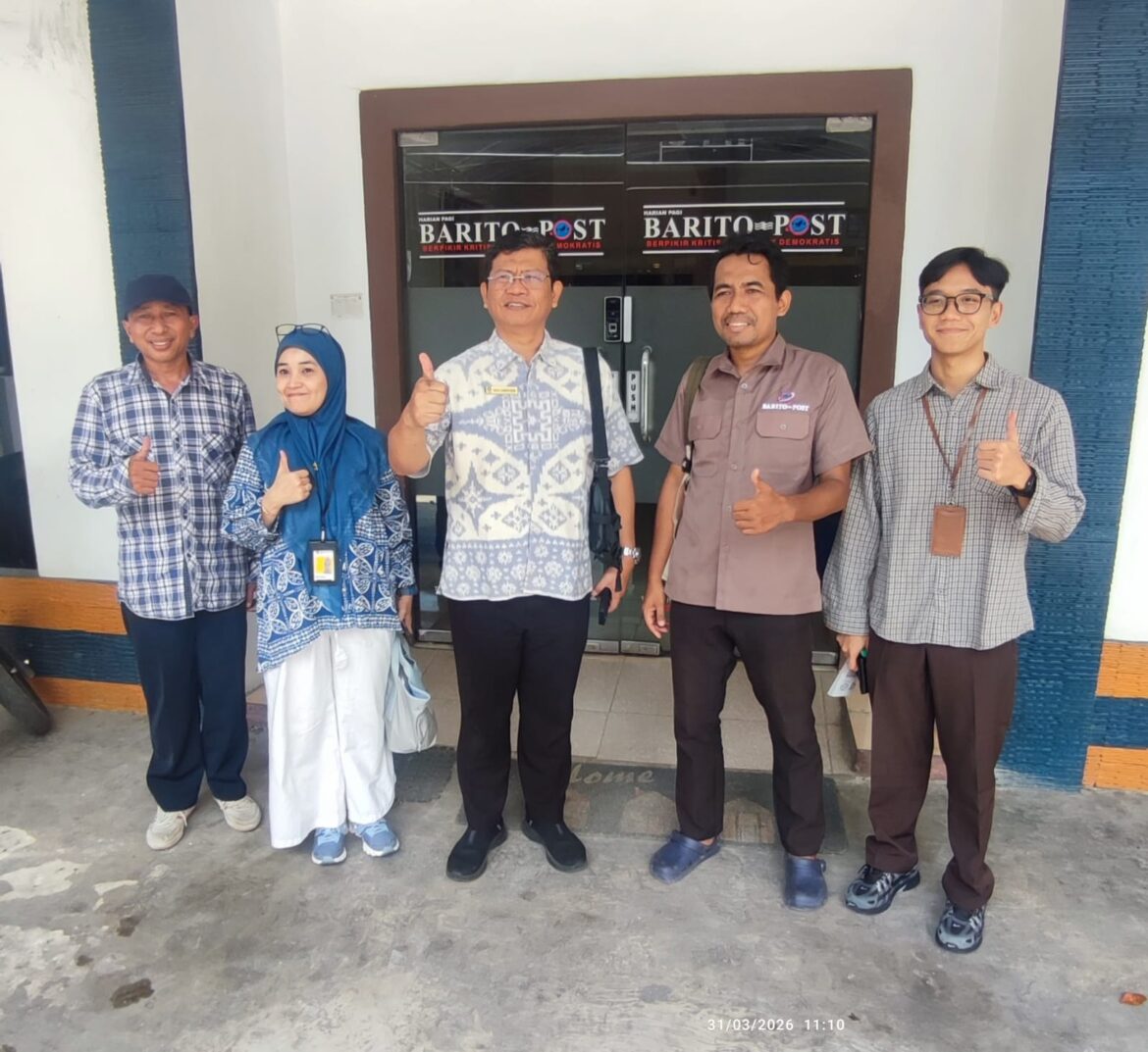Moch. Luqman Hakim, Kepala Bidang Penyuluhan, Pelayanan, dan Hubungan Masyarakat Kantor Wilayah Direktorat Jenderal Pajak Kalimantan Selatan dan Tengah (Kabid P2Humas Kanwil DJP Kalselteng) disambut hangat oleh Perwakilan Perusahaan Barito Post, Fendy beserta jajaran redaksi.