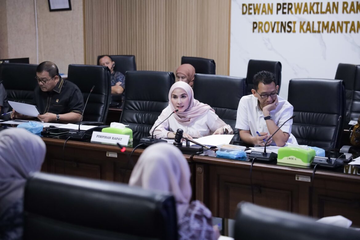 RAPAT KERJA-Komisi III DPRD Provinsi Kalsel gelar rapat kerja bersama sejumlah UPTD untuk membahas program strategis 2024-2029 dan perkuat fungsi pengawasan di tahun 2026.(foto : humasdprdkalsel)