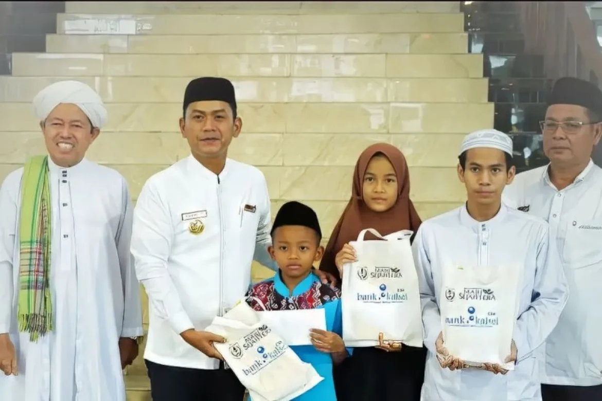 HM Yamin Walikota Banjarmasin Menyerahkan Bantuan dari Bank Kalsel untuk Anak Panti
