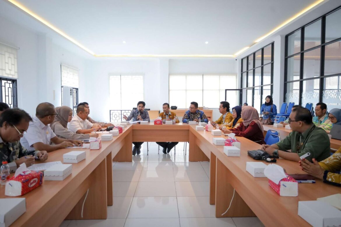 SOROTI PNP-Rombongan Komisi I DPRD Provinsi Kalsel melakukan kunjungan kerja ke Disdukcapil Kabupaten Tabalong soroti keberadaan penduduk non permanen.(foto : humasdprdkalsel)