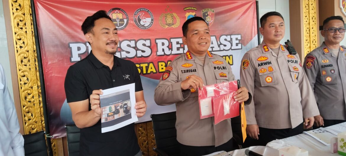 KAPOLRESTA BANJARMASIN - Kombes Pol Timbul Rein Krisman Siregar didampingi Wakapolresta AKBP Arwin Ambil Wientama dan Kasat Narkoba Kompol Syuaib Abdullah saat menggelar pengungkapan kasus narkoba, Kamis (23/4/2026) siang. (foto: sum/brt)
