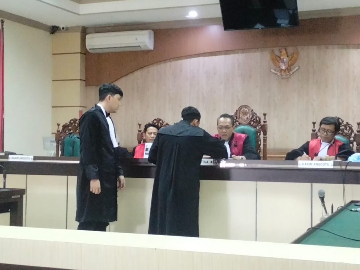 Jaksa penuntut umum saat menyerahkan bukti tanda telah dilakukan pemanggilan secara umum terhadap terdakwa Galuh Wicaksono kepada majelis hakim yang menyidangkan perkaranya.