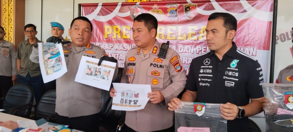 UNGKAP KASUS - Plh Kapolresta Banjarmasin, Kombes Pol Timbul Rein Krisman Siregar saat memperlihatkan barang bukti kasus pembunuhan di Gang Masjid Jami 1, Selasa (7/4/2026) pagi. (foto:sum/brt)