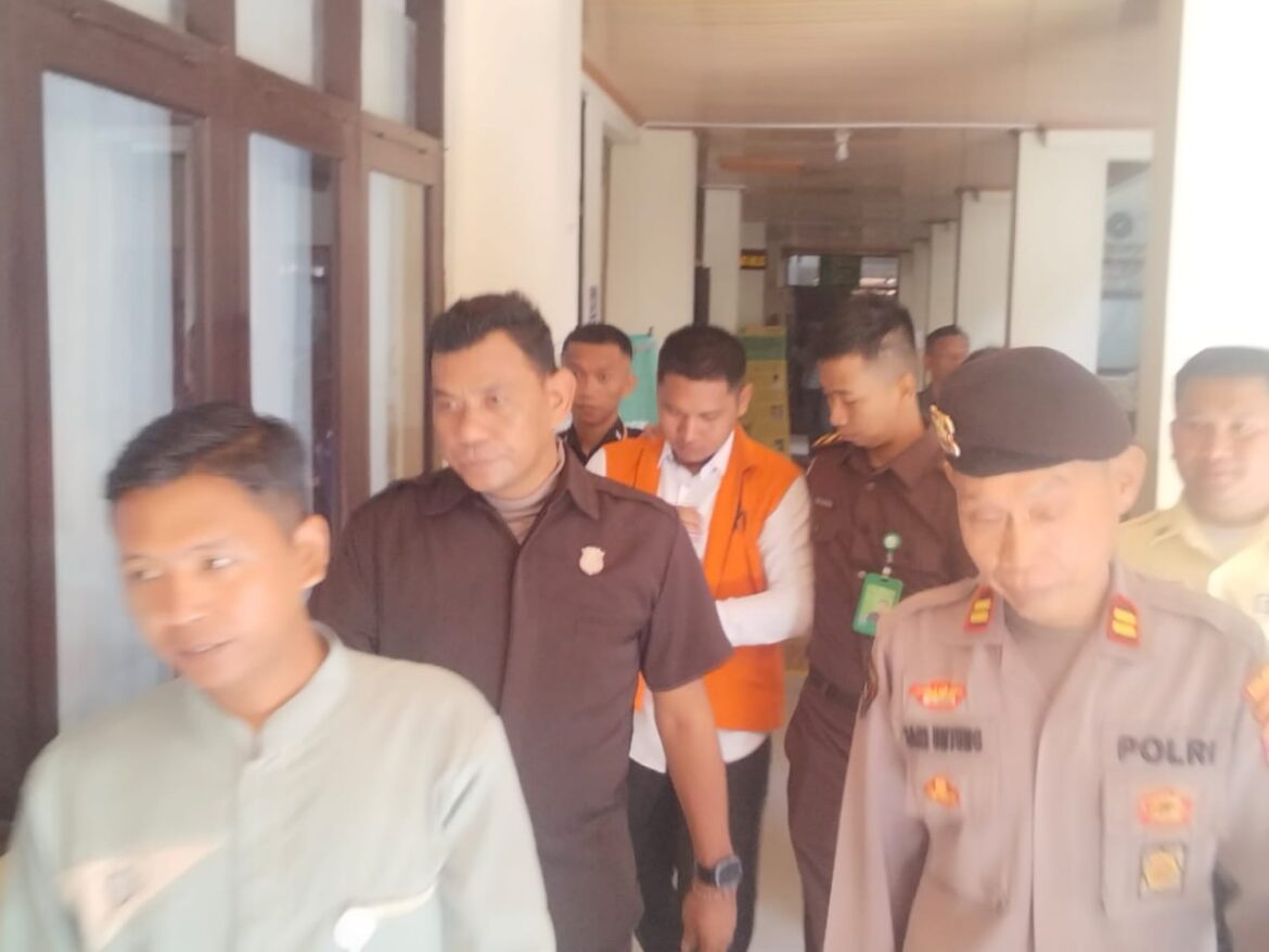 Selli saat akan meninggalkan ruang sidang PN Banjarmasin usai mendengarkan keterangan beberapa orang saksi (Foto Filarianti)
