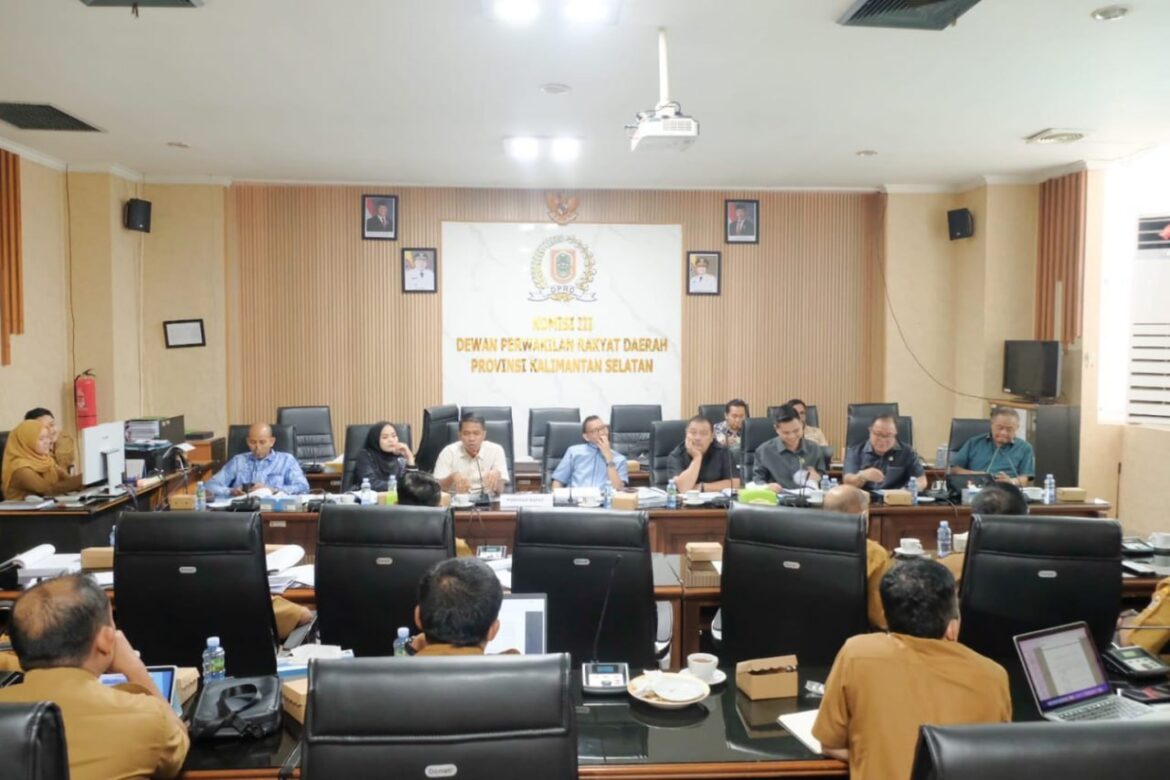 LKPJ 2025-Pansus III LKPj 2025 DPRD Provinsi Kalsel kembali melaksanakan rapat bersama sejumlah OPD terkait untuk membahas LKPj Gubernur Kalsel Tahun Anggaran 2025.(foto : humasdprdkalsel)