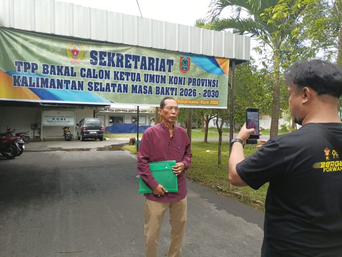 Ketua KONI Banjarmasin dan Perserosi Kalsel, Hermansyah, menyerahkan berkas dukungan kepada Hasnuryadi sebagai calon Ketua KONI Kalsel priode 2026-2030. (foto: Tolah/brt)