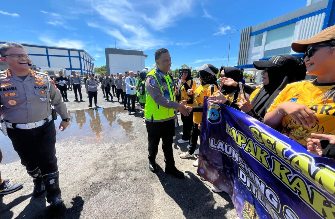 Kakorlantas Polri Irjen Pol Agus Suryonugroho menyapa dan berdialog dengan komunitas pengemudi saat peresmian Safety Driving Center (SDC) Ditlantas Polda Kalimantan Selatan di Banjarbaru, Rabu (8/4/2026). . (foto:Iman Satria)