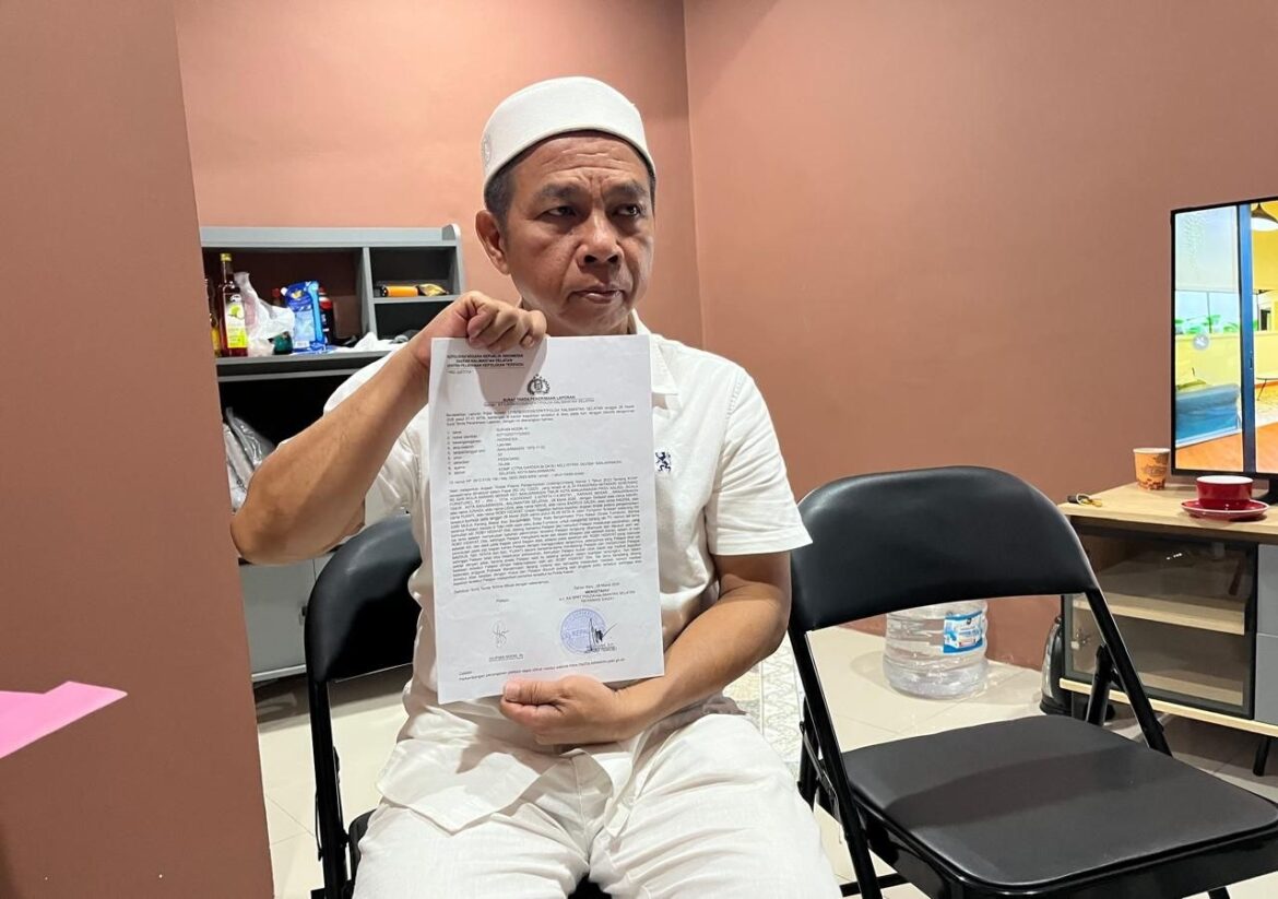 DIDUGA DIKEROYOK – Pemilik toko mebel di Jalan Pangeran Antasari Banjarmasin melaporkan dugaan pengeroyokan yang dilakukan mantan istri dan sejumlah orang ke Polda Kalsel. (foto: Iman Satria)