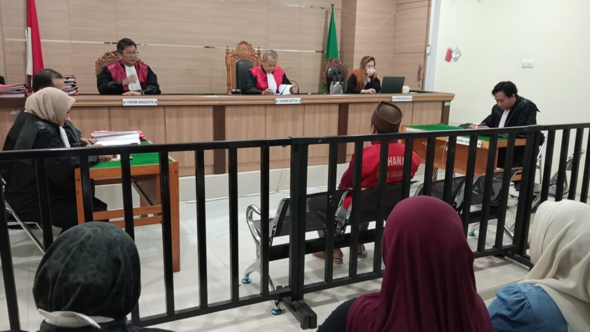 Adi Legowo saat mendengarkan tuntutan jaksa penuntut umum Rahmawati SH jaksa dari Kejati Kalsel.
