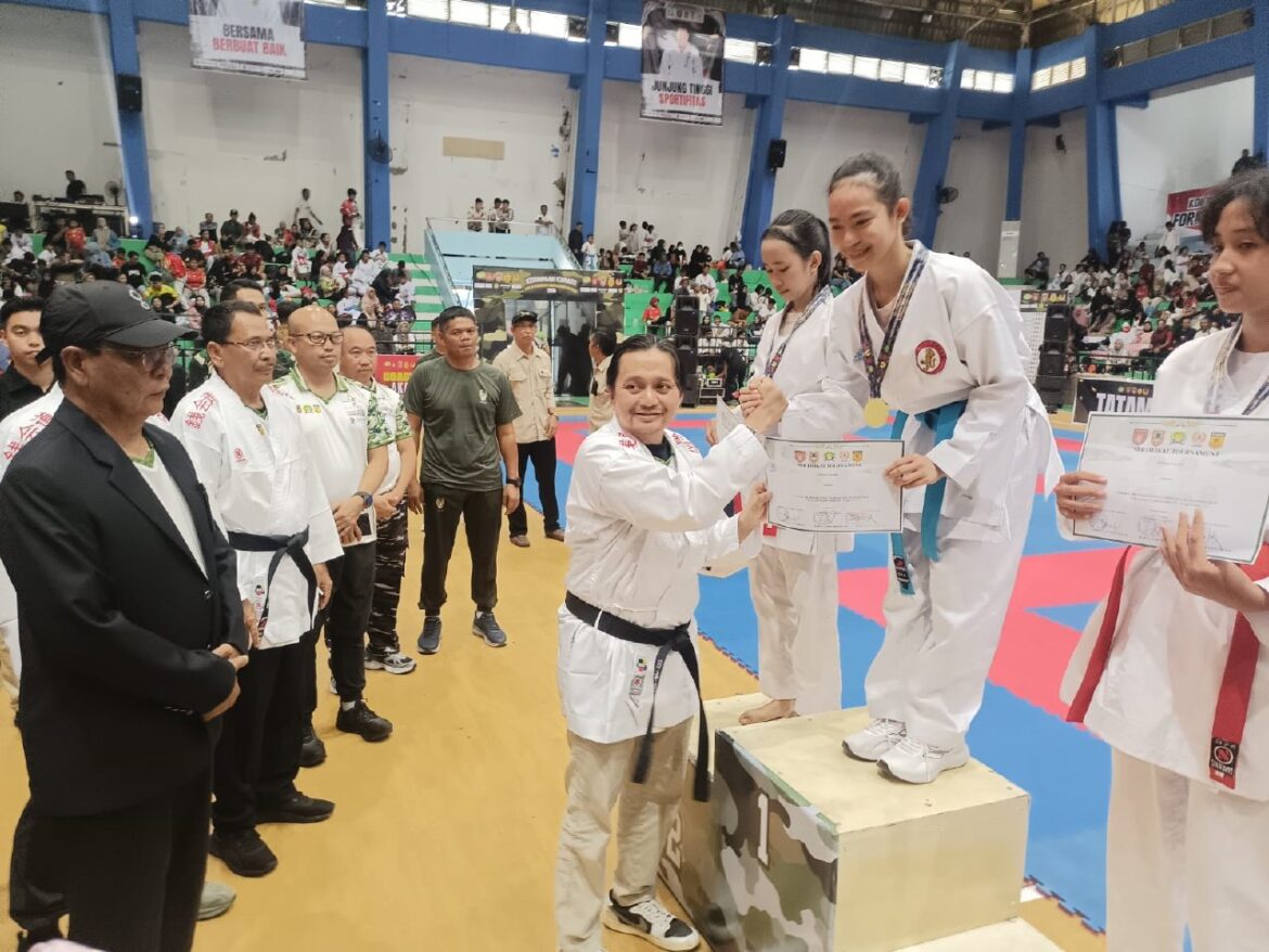 Wakil Gubernur Kalsel Hasnuryadi Sulaiman bersama Ketua Umum Forki Kalsel Sahbirin Noor saat mengalungkan medali kepada atlet peserta Kejuaraan Karate Piala Pangdam XXII 2026 se-Kalselteng, Kamis (9/4/2026) di GOR Hasanuddin HM Banjarmasin. (foto: Tolah/brt)