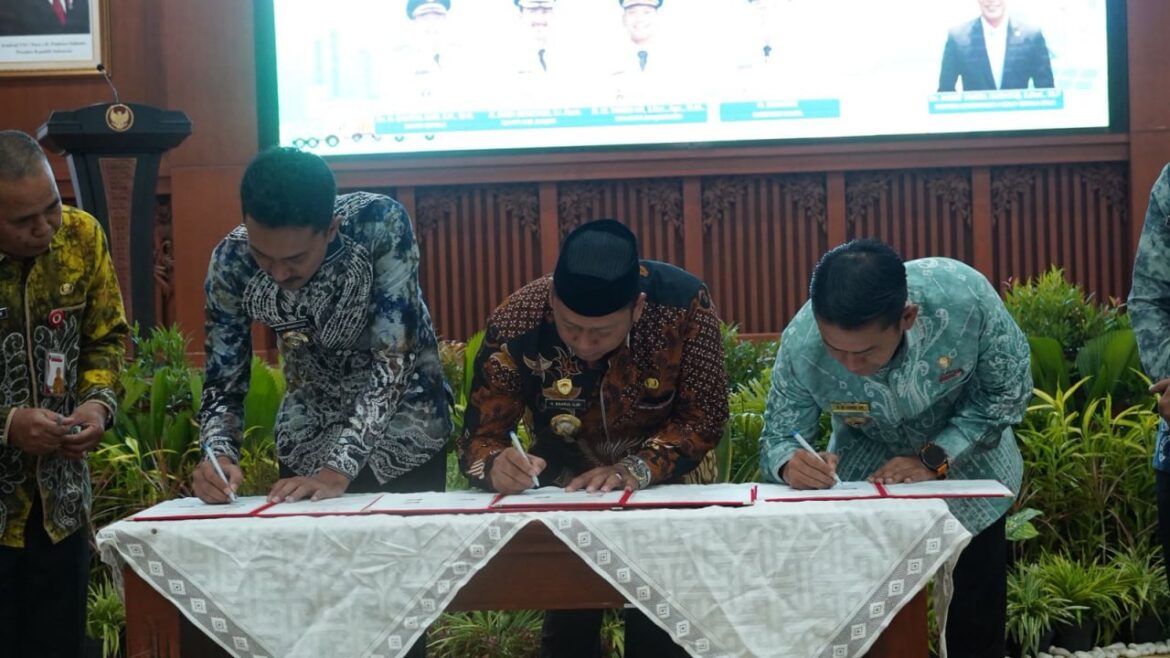 Penandatanganan Perjanjian Kerja Sama (PKS) pembangunan Instalasi Pengolah Sampah Ramah Lingkungan Menjadi Energi Listrik (PSEL) untuk kawasan aglomerasi Banjarmasin Raya.
