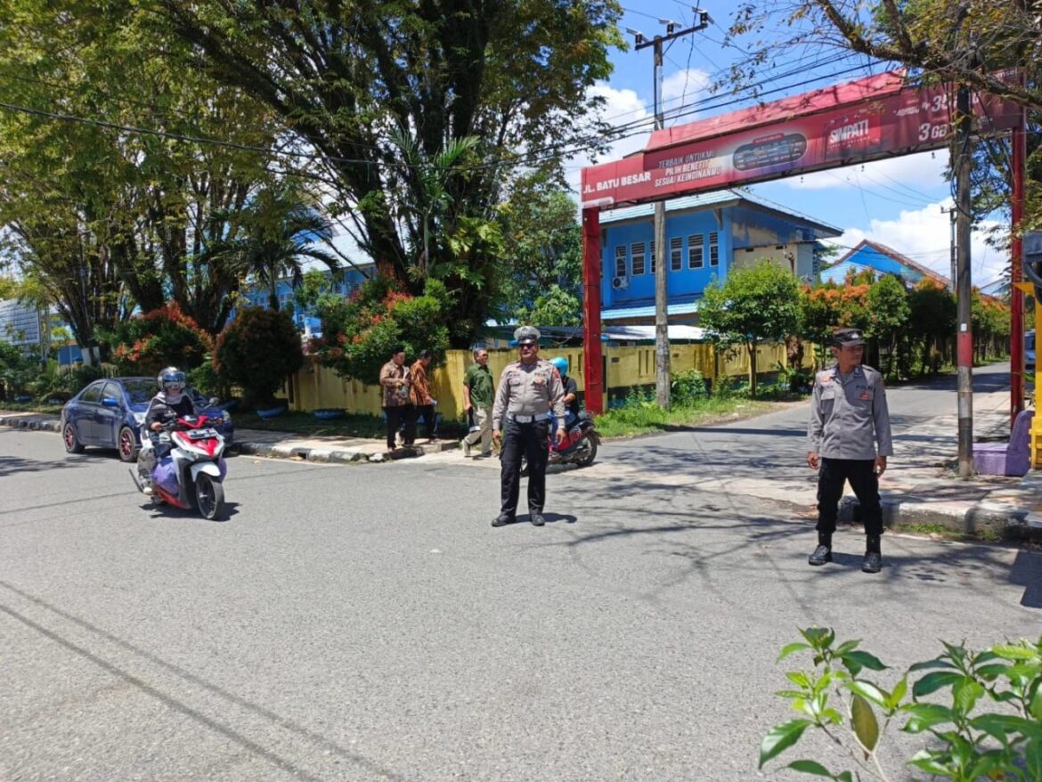 PATROLI KHUSUS – Sejumlah anggota kepolisian melakukan patroli khusus di Jalan Mulawarman, Banjarmasin, untuk mencegah aksi balap liar menjelang Salat Jumat, Jumat (10/4/2026) pagi. (foto: istimewa)