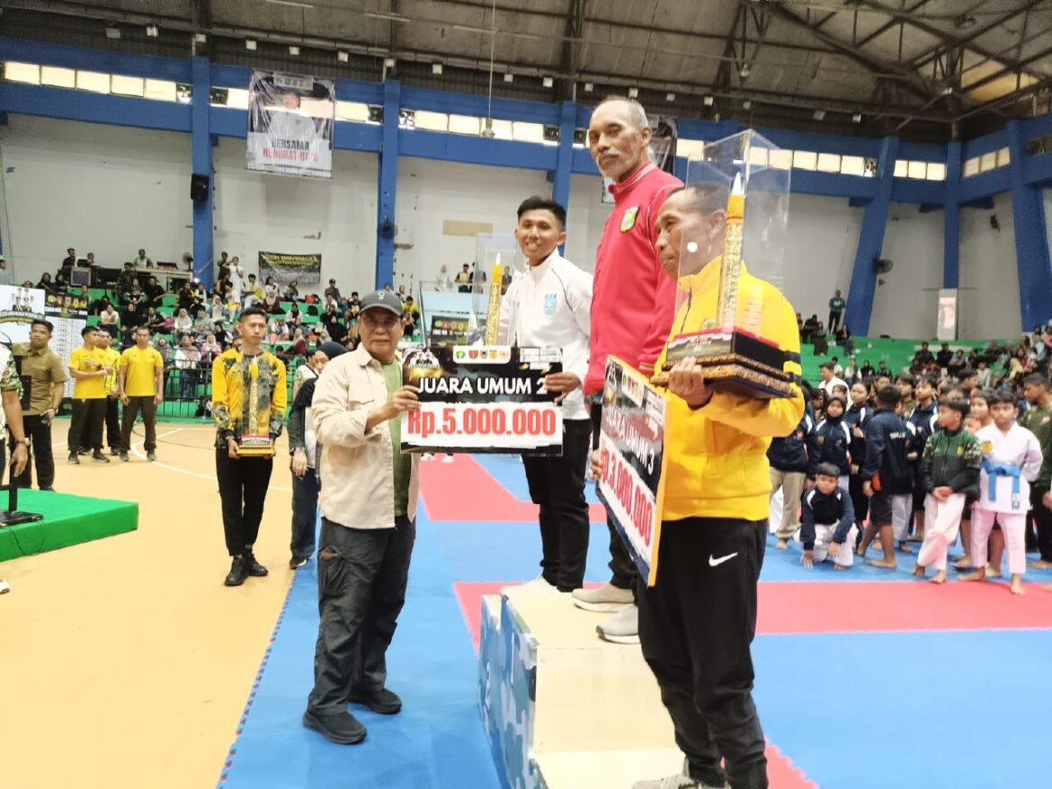 Ketua Forki Kalsel, Syahbirin Noor, saat menyerahkan medali kepada pemenang Kejuaraan Karate Piala Pangdam XXII Tabun Bungai Tahun 2026 se-Kalimantan Selatan dan Kalimantan Tengah (Kalselteng), Sabtu (11/4/2026) sore di GOR Hasanuddin HM Banjarmasin. (foto: Tolah/brt)