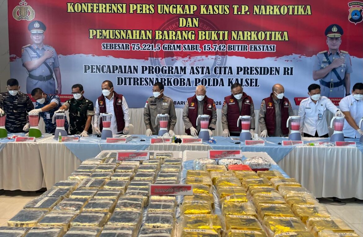Kapolda Kalsel saat konferensi pers pengungkapan kasus sabu 43,8 kilogram oleh Ditresnarkoba Polda Kalsel di Banjarmasin. (Foto: Iman Satria)