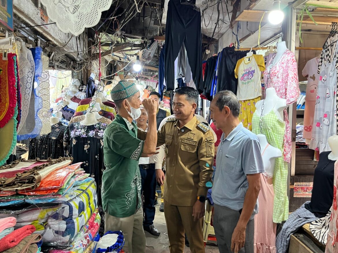 Wali Kota Banjarmasin, HM Yamin tinjau sapa warga Pasar Ujung Murung