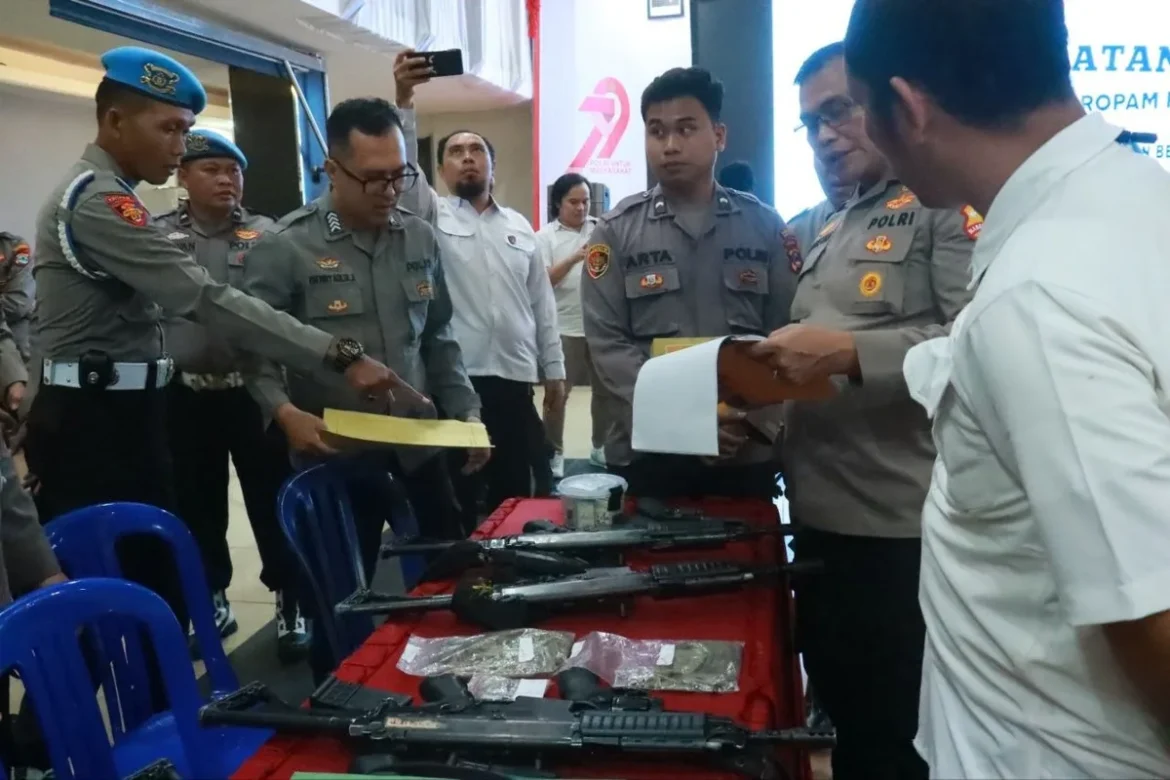 CEK SENPI - Divpropam Mabes Polri cek senpi dan amunisi anggota Polresta Banjarmasin yang juga dikawal Propam Polda Kalsel, Senin (13/4/2026) kemarin. (foto: istimewa)