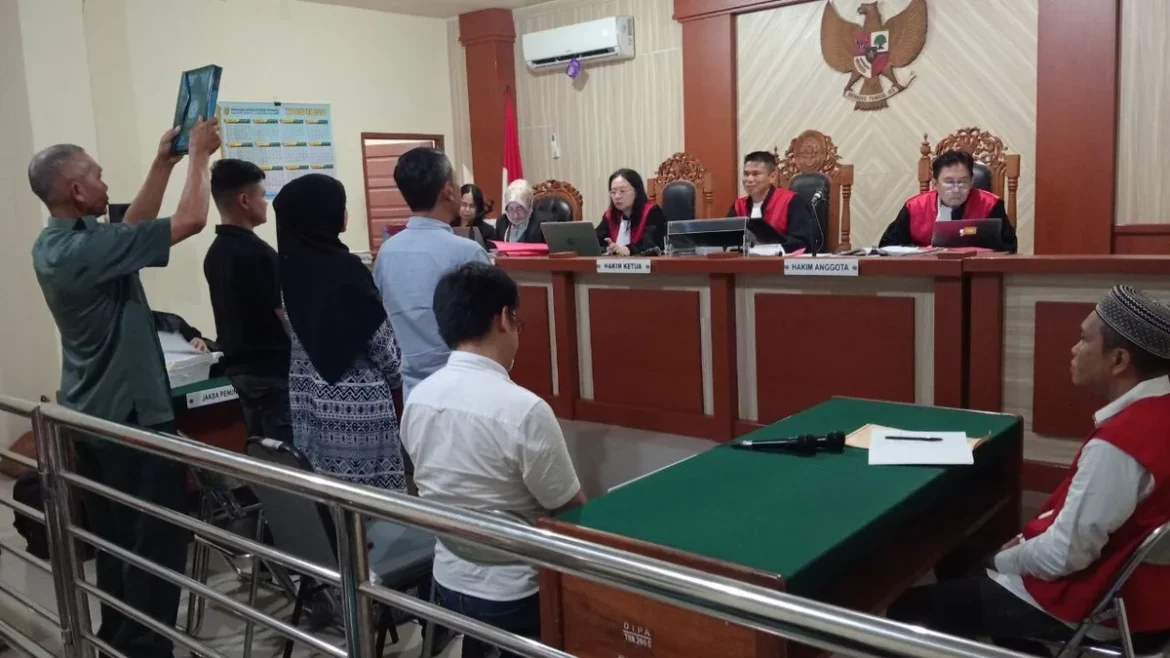 Nampak beberapa saksi yang dihadirkan diambil sumpahnya oleh petugas PN Banjarmasin (Foto Filarianti)