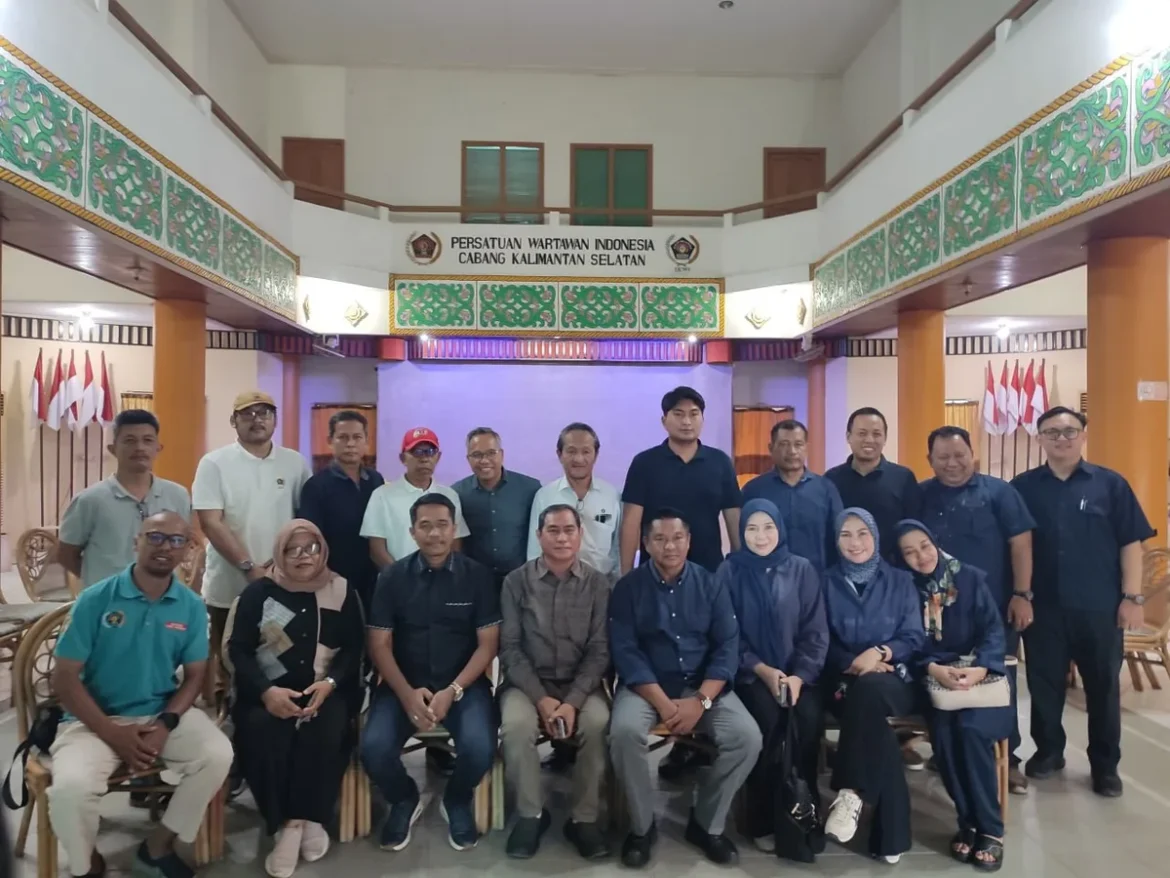 NASDEM AUDENSI-Jajaran Pengurus DPW Partai Nasdem Provinsi Kalsel saat audensi ke PWI Kalsel menyikapi pemberitaan Tempo yang dinilai merugikan Surya Paloh dan Partai Nasdem.(foto : ist)
