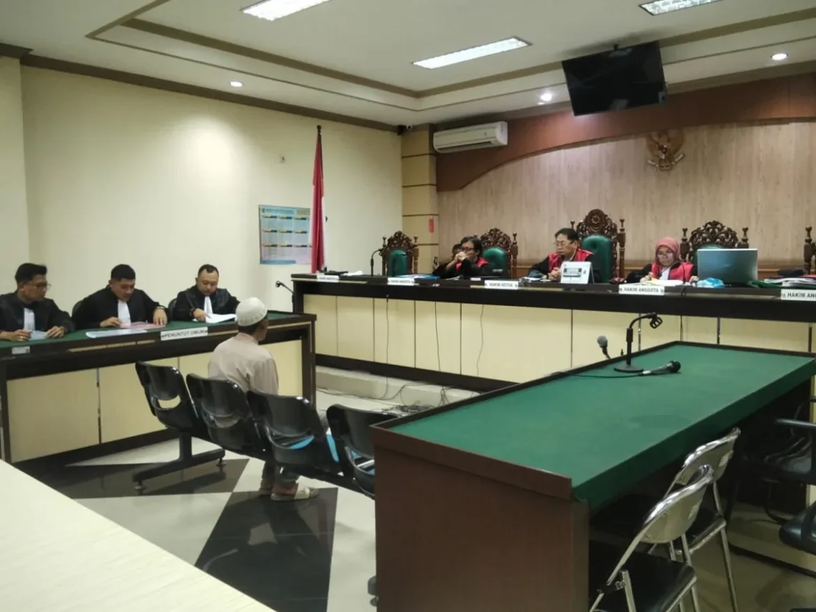 JPU yang juga Kasi Pidsus Kejari Amuntai Helfeus SH saat membacakan nota tuntutan untuk terdakwa Rahmani (Foto Filarianti)