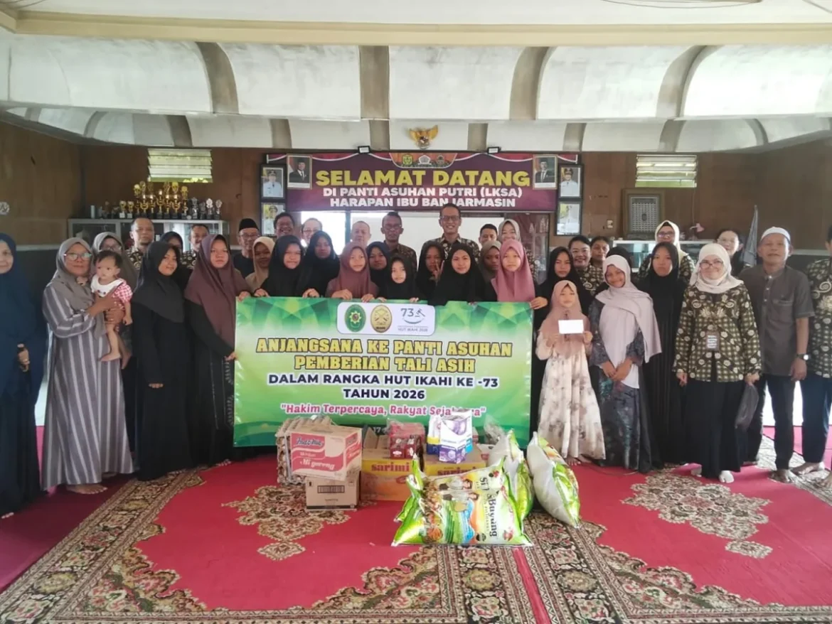 Ketua PN Banjarmasin Chairil Anwar SH MHum dan Wakil Ketua Cahyono Reza Adrianto SH MH bersama para hakim saat melakukan anjangsana di panti asuhan di Banjarmasin ( Foto Filarianti)