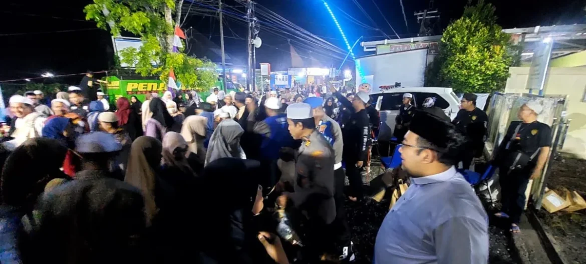PAM HAUL - Jajaran personel Polsek Banjarmasin Timur saat melaksanakan Pengamanan (PAM) Haul Datu Amin Ke-133 di Benua Anyar, sekaligus berbagi berkah, Jumat (17/4/2026) malam. (istimewa)