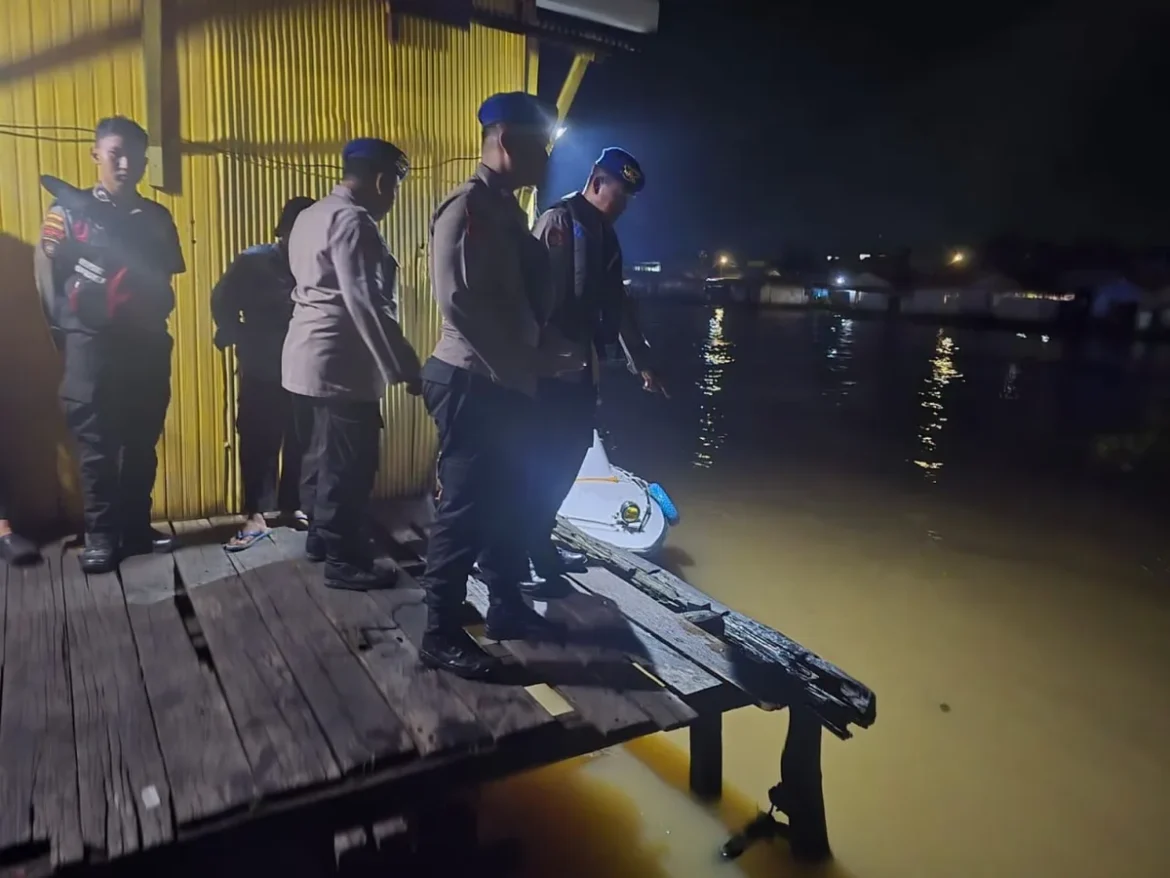 PENCARIAN KORBAN - Bocah yang tenggelam di Sungai Martapura, kawasan Kampung Sasirangan Permai Jalan Seberang Mesjid, Kecamatan Banjarmasin Tengah, masih dalam pencarian oleh relawan dan Sat Polairud, Sabtu (18/4/2026) malam. (foto:istimewa)
