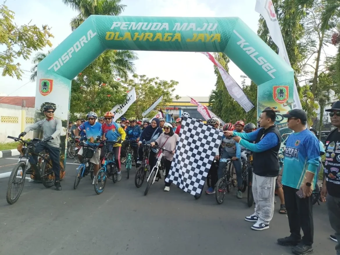 Pelepasan peserta Gowes Starling memperingati Hari Kartini yang digelar Dispora Kalsel Minggu (19/4/2026) pagi di GOR Hasanuddin HM, Banjarmasin.(foto: Tolah/brt)