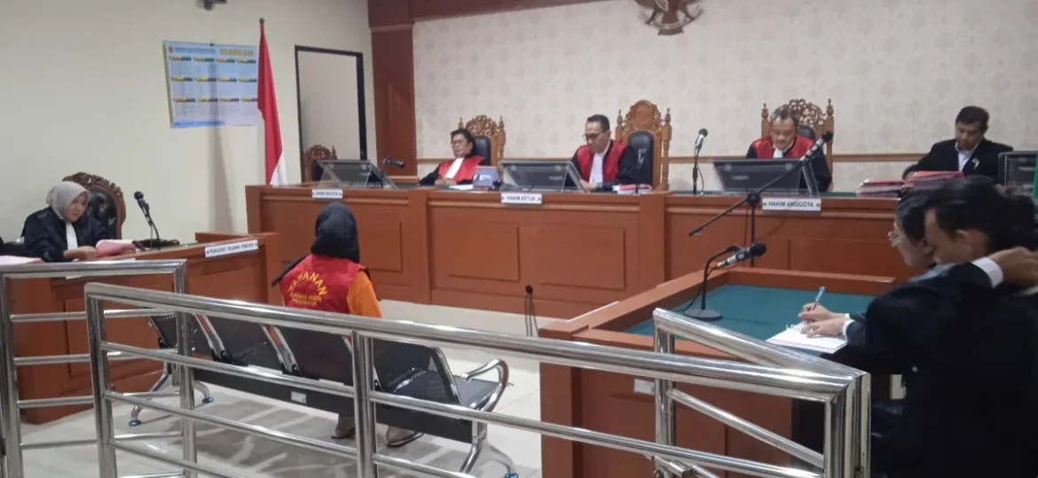 Jaksa saat membacakan nota tuntutan terhadap Irey, terdakwa kasus penggelapan yang merugikan korban hingga Rp800 juta di Pengadilan Negeri Banjarmasin .
