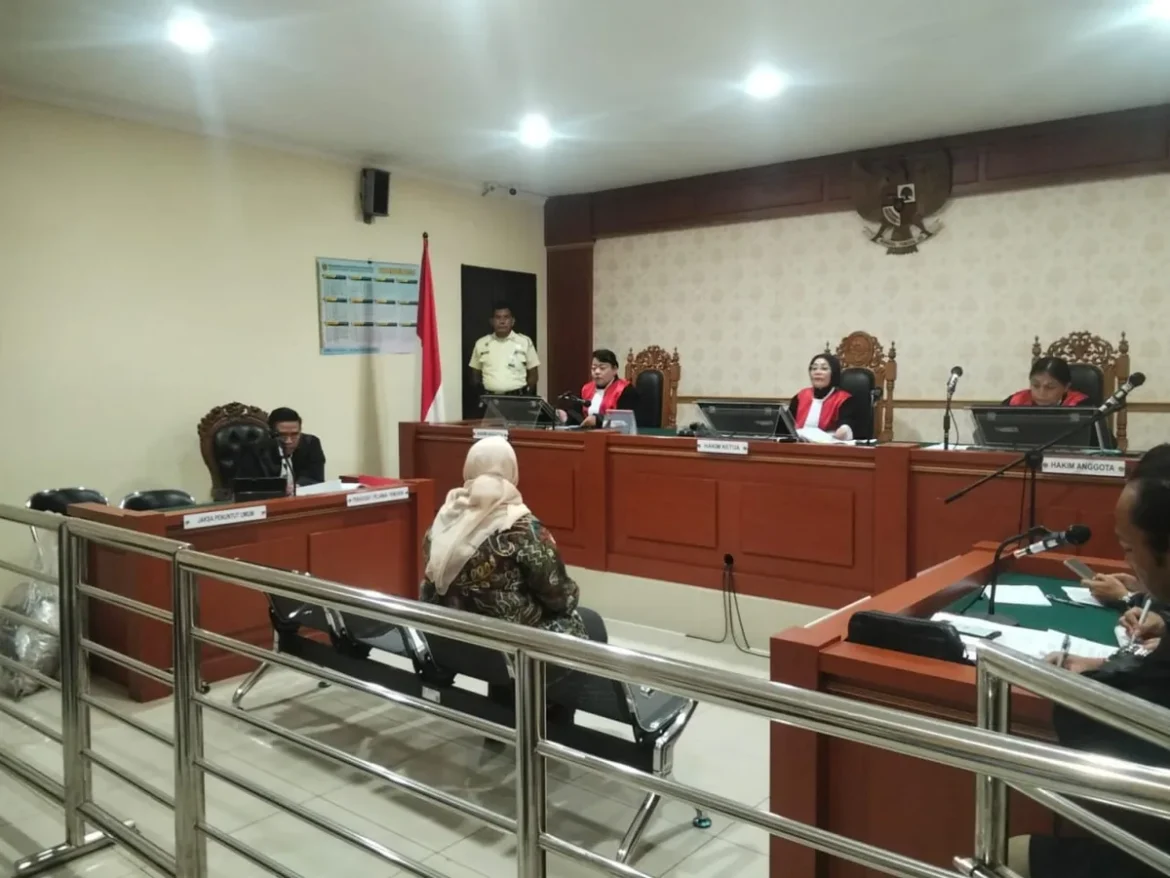 Saksi ahli dr. Mia Yulia Fitrianti saat memberikan keterangan di hadapan majelis hakim. (Foto: Filarianti)