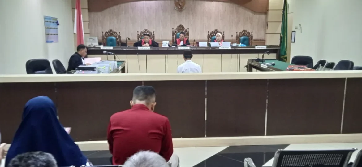 Mantan Kaur Keuangan Desa Pualam Sari saat mendengarkan tuntutan jaksa (Foto Filarianti).