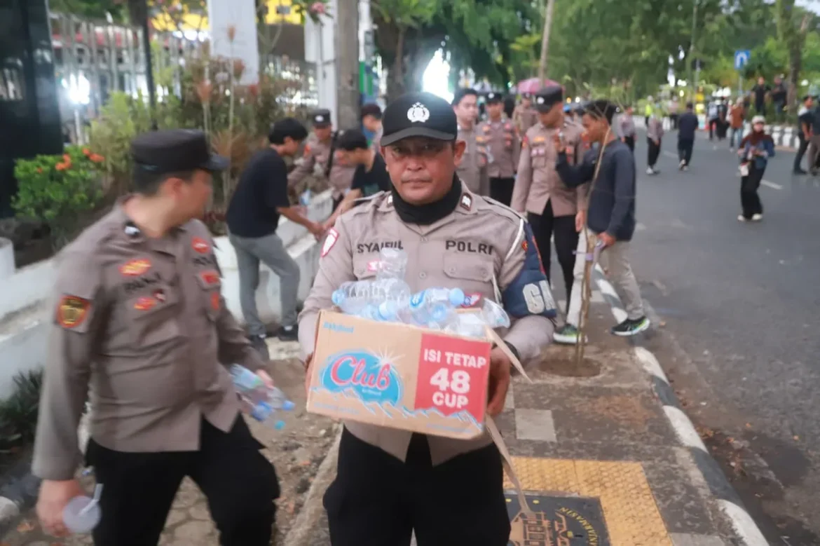 BERSIHKAN SAMPAH - Puluhan anggota Polresta Banjarmasin saat membersihkan sampah usai mengawal demo mahasiswa di DPRD Kalsel, Rabu (22/4/2026) siang. (foto:istimewa)
