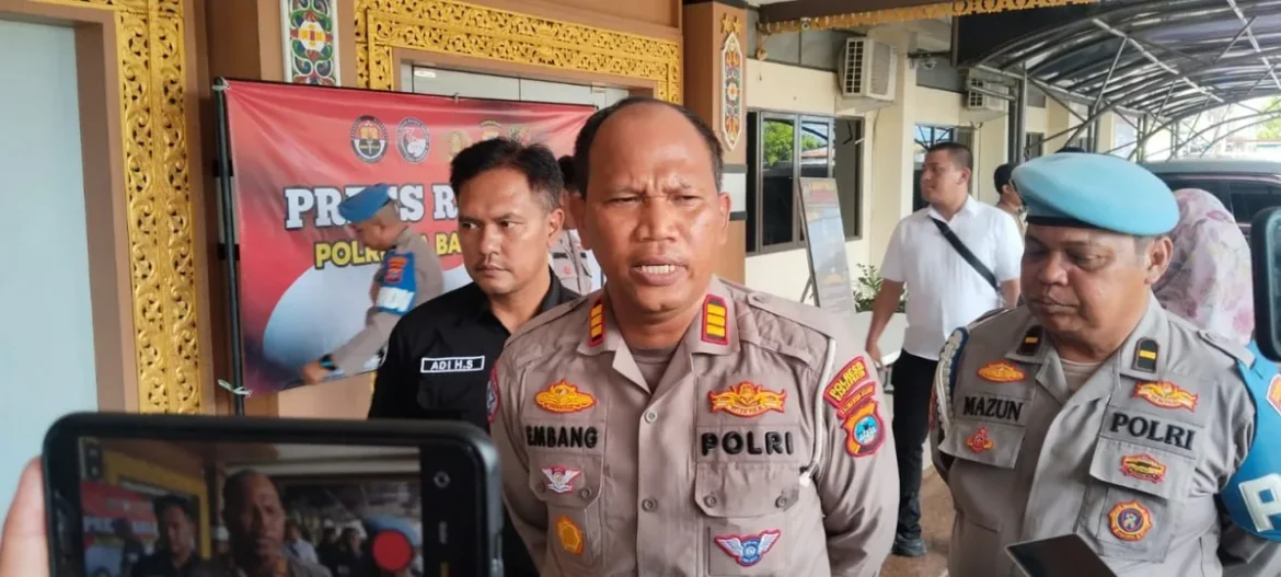 KASAT LANTAS - Kasat Lantas Polresta Banjarmasin AKP Embang Pranono saat menjelaskan kronologi kecelakaan maut di simpang empat Sultan Adam–Sungai Andai, Kamis (23/4/2026). (foto: istimewa)