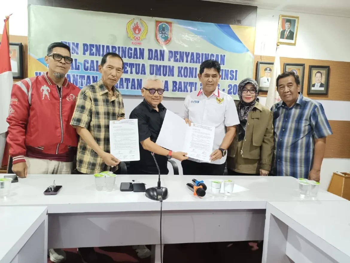 Tim mandat bakal calon Ketua KONI Kalsel, Hasnuryadi Sulaiman, menyerahkan berkas pencalonan kepada TPP, Kamis (23/4/2026) sore di Sekretariat KONI Kalsel, Banjarmasin. (foto: Tolah/brt)