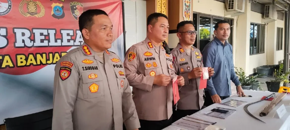 UNGKAP NARKOTIKA - Plh Kapolresta Banjarmasin, Kombes Pol Timbul Rein Krisman Siregar bersama jajaran dalam press release ungkap kasus narkotika jajaran Polsek Utara, Kamis (23/4/2026) siang. (foto:sum/brt)