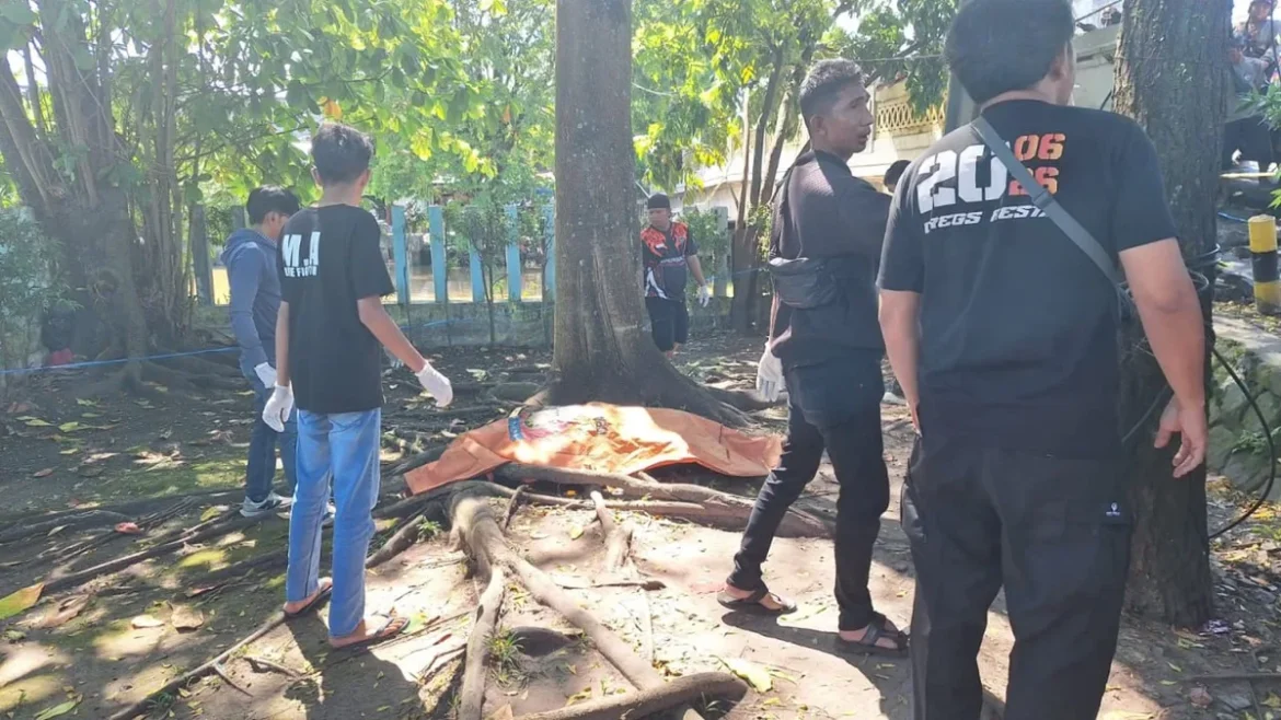 EVAKUASI MAYAT - Tim Polresta Banjarmasin mengevakuasi mayat pria yang ditemukan di sekitar Jembatan Muara Kelayan, Jumat (24/4/2026) pagi.(foto:istimewa)