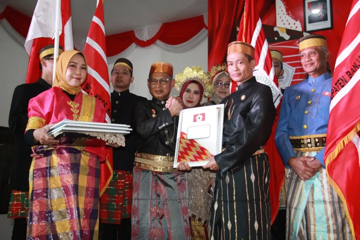 Ketua Wilayah KKSS Provinsi Kalsel Prof Agamd Alim Bachri menyerahkan SK pengurus KKSS Kota Banjarmasin, H Burhan Aco SH MH dan SK BPD KKSS se Kalsel.(foto ist)