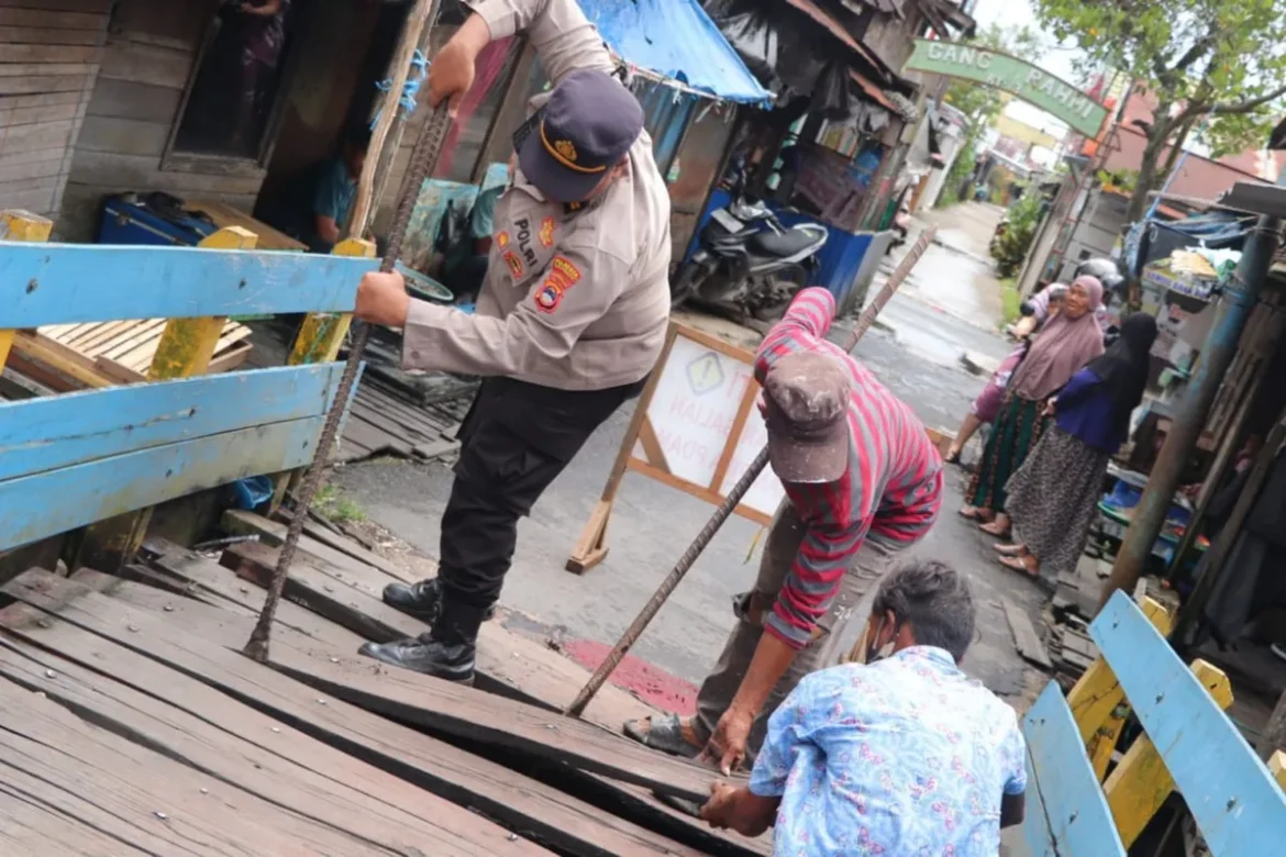 RENOVASI JEMBATAN- Salah satu anggota saat memperbaiki jembatan 1 Juli penghubung Kelayan A dan Kelayan B Banjarmasin bersama warga setempat, Senin (27/4/2026). (foto:istimewa)