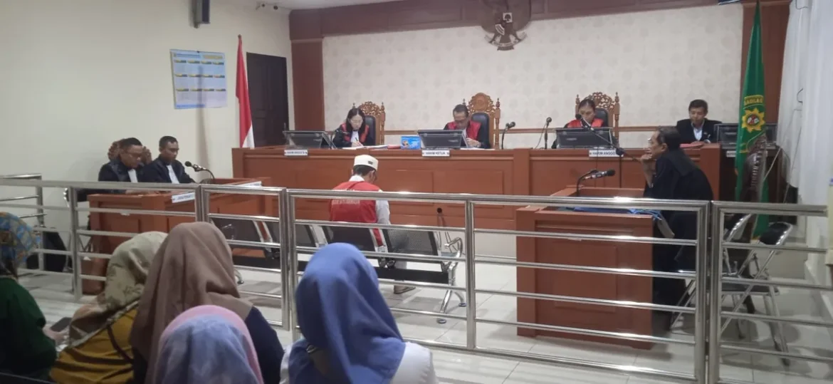 Ketua majelis hakim Cahyono Reza Adrianto SH MH saat membacakan vonis untuk M. Fajriannor kurir 6 kg sabu (Foto Filarianti)