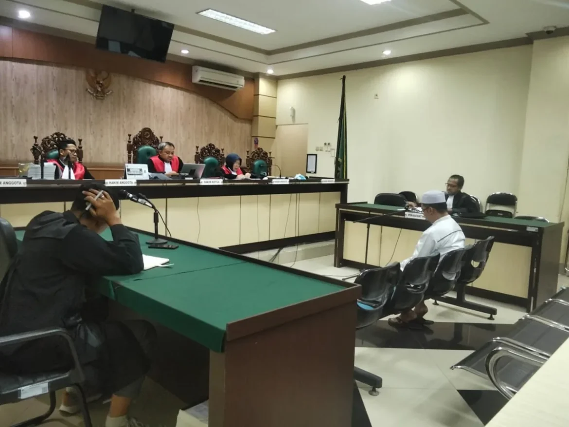 Taufiqur Rahman saat mendengarkan putusan majelis hakim yang dipimpin Aries Dedy SH MH pada sidang di Pengadilan Tipikor Banjarmasin (Foto Filarianti)