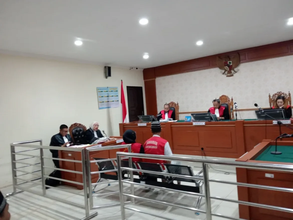 Kedua terdakwa saat mengikuti sidang di PN Banjarmasin (Foto Filarianti)