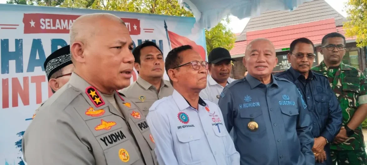 FORKOPIMDA KALSEL - Gubernur Kalsel H Muhidin, Kapolda Kalsel Irjen Pol Rosyanto Yudha Hermawan, Pasi Ops Korem 101/Antasari dan Ketua DPD KSPSI Kalsel H Sadin Sasau saat memberikan keterangan pers kepada awak media, Rabu (29/4/2026) pagi. (foto:sum/brt)