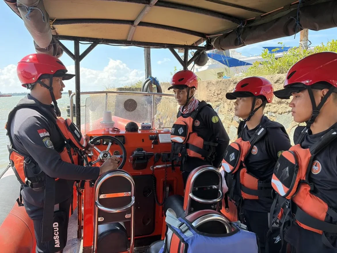 PENCARIAN NELAYAN - Anggota Basarnas Banjarmasin saat melakukan pencarian nelayan yang tenggelam di perairan Muara Kintap, Kabupaten Tanah Laut, Kalimantan Selatan, Rabu (29/4/2026). (foto:istimewa).
