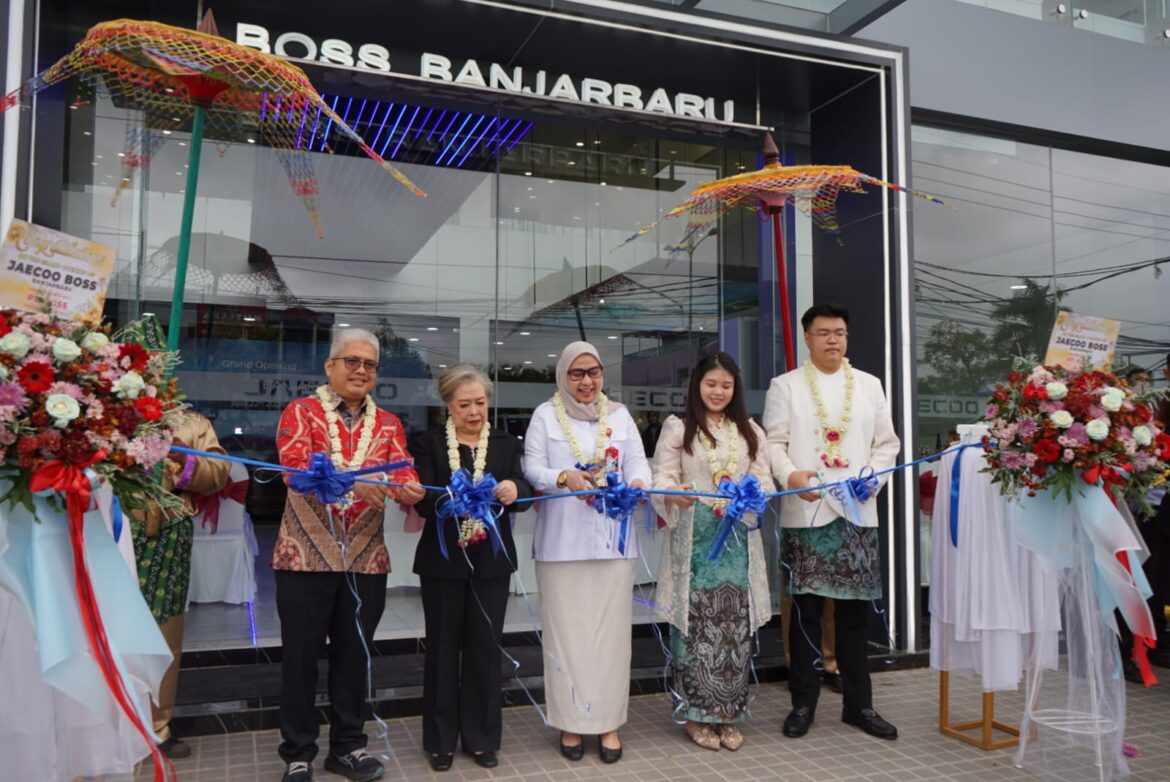 Wali Kota Banjarbaru, Hj. Erna Lisa Halaby meresmikan Dealer Jaecoo Boss Banjarbaru yang berlokasi di Jalan Ahmad Yani Km 33 Kota Banjarbaru