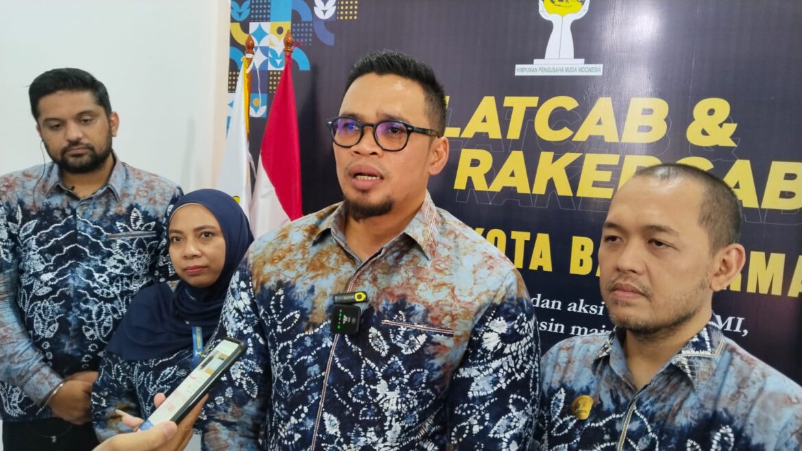 Ketua Umum HIPMI Kota Banjarmasin Abdul Qadir Jaelani Bersama Pengurus HIPMI Kota Banjarmasin
