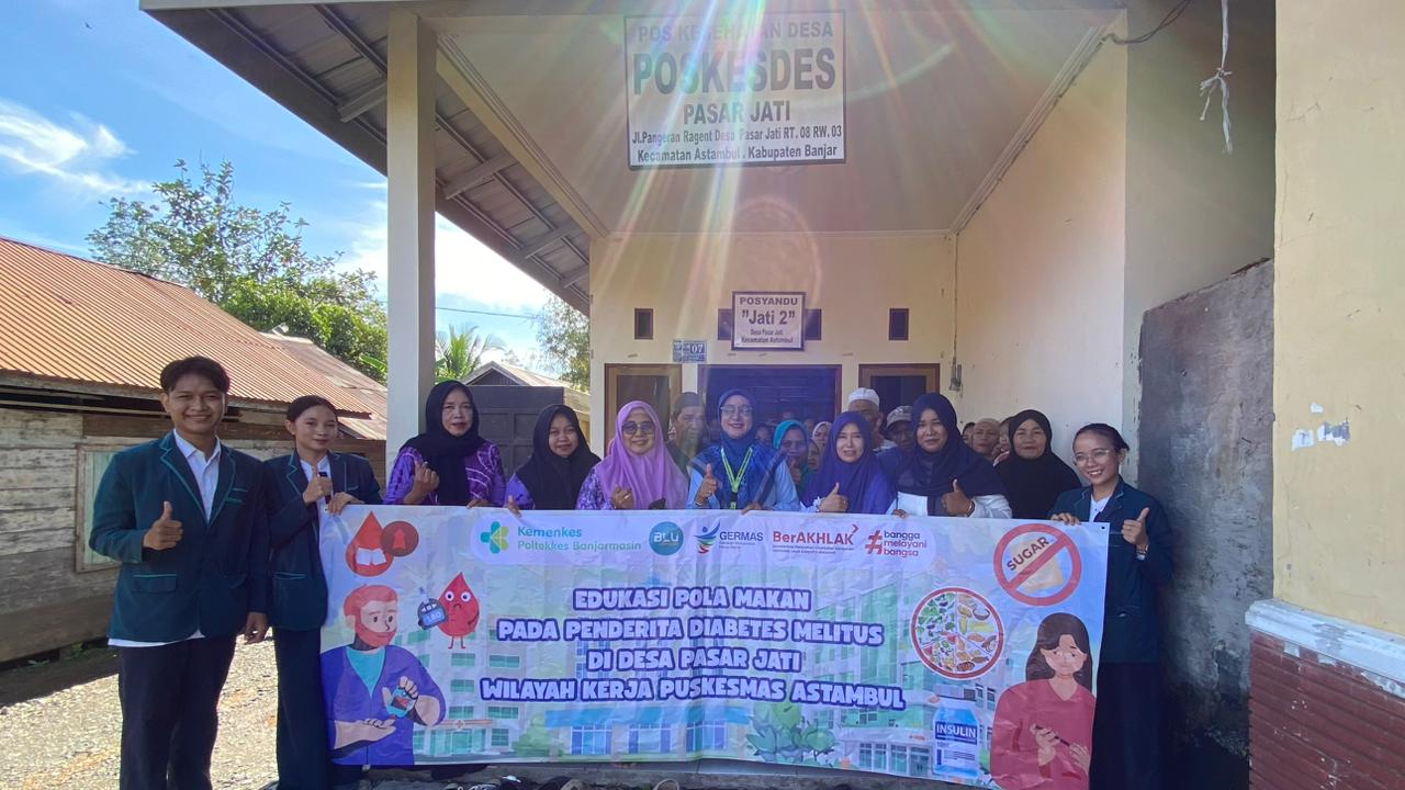 foto bersama Tim Pengabdian Masyarakat Politeknik Kesehatan Kemenkes Banjarmasin dan mahasiswa Jurusan Keperawatan dan Jurusan Gizi. (foto.ist)