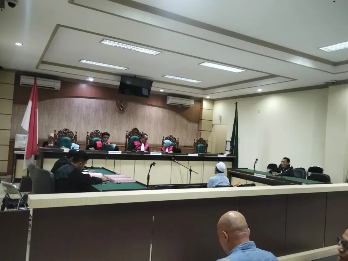Ainudin saat mengikuti sidang di Pengadilan Korupsi PN Banjarmasin beberapa waktu lalu (foto Filarianti)